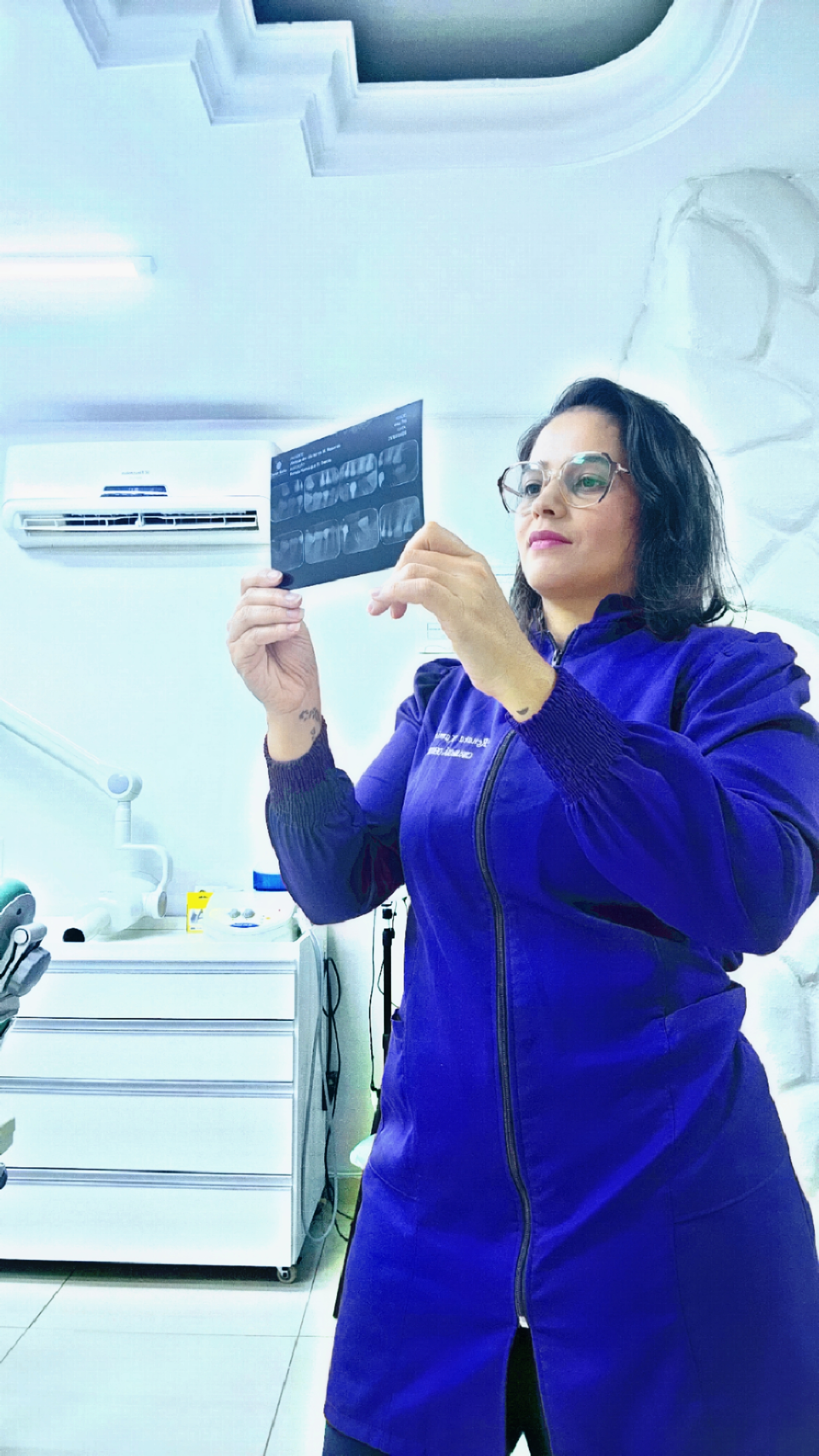 Dra. Renata Kamisque analisando um exame de imagem durante atendimento